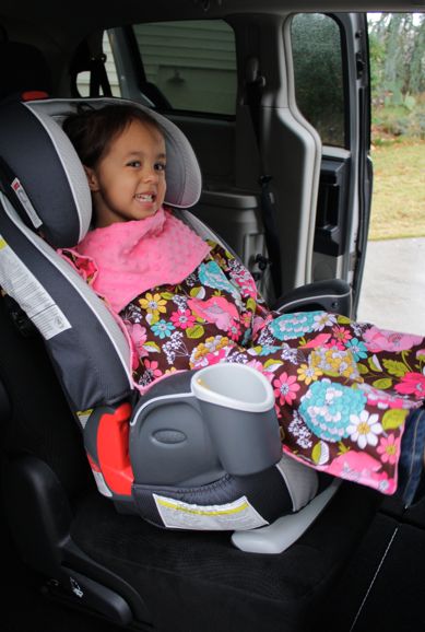 Car seat blanket - attaches to the bottom buckle. Annabel ALWAYS wants a blanket over her car seat. Car Seat Blanket Pattern Sewing, Carseat Blanket Pattern, Car Seat Coat, Carseat Blanket, Blanket Tutorial, Toddler Car, Car Blanket, Car Seat Blanket, Mom Car