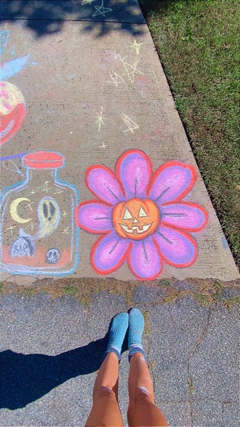 Easy To Draw Chalk Art, Step By Step Chalk Drawing, Chalk Drawing Ideas Easy, Chalk Art Halloween Ideas, Fall Chalk Art Sidewalk, Street Chalk Art Ideas, Cool Things To Draw With Chalk, Chalk Halloween Art, Halloween Chalk Art Easy