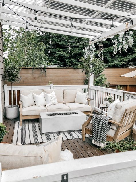 Outdoor Porch And Patio Ideas, Patio With Daybed Ideas, Small Verandah Ideas, Sundeck Decorating Ideas, Small Yard Entertaining Ideas, Small Patio Entertaining Ideas, Small Covered Deck Decorating Ideas, Small Suburban Backyard Ideas, Back Deck Oasis