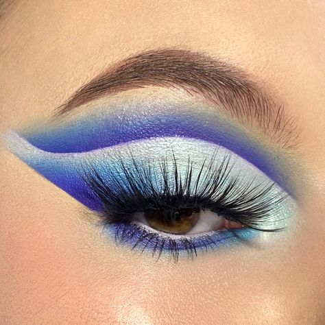 Blue Cutcrease Eyemakeup, Cutcrease Eyemakeup, Crease Eye Makeup, Blue Cut Crease, Cut Crease Eye Makeup, Blue Makeup Looks, Cut Crease Eye, Blue Liner, Cut Crease Makeup