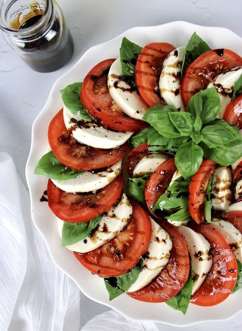 Caprese Salad with Balsamic Reduction Classic and elegant Caprese Salad with juicy tomatoes, creamy mozzarella and basil drizzled with a sweet balsamic vinegar reduction. #ketocapresesald #ketosalad #lowcarbsalad #capresesald Fresh Mozzarella Recipe, Salad Caprese, Caprese Salad Recipe, Resep Salad, Balsamic Glaze, Mozzarella Cheese, Caprese Salad, Soup And Salad, Good Eats