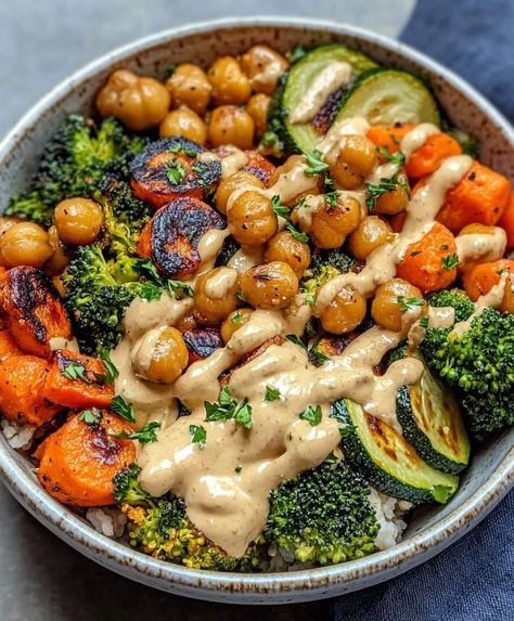 Healthy Tofu Bowl Recipes, Vegan Protein Salad Bowl, Chickpea Bowls, Healthy Bowls Recipes, Healthy Food Dishes, Tahini Dressing, Healthy Lifestyle Food, Healthy Food Motivation, Roasted Veggies