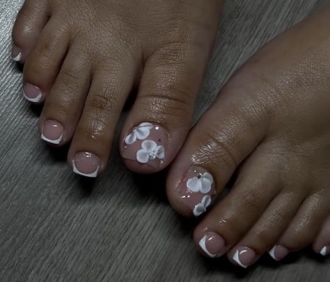 French Tip Acrylic Nails 3d Flower, Pedicure Ideas With Flower, Toe Nail Designs Black Women, French Tip Toes With Flower, Flower Toe Nails, Blue Toe Nails, Orange Acrylic Nails, Pedicure Designs Toenails, Acrylic Toes