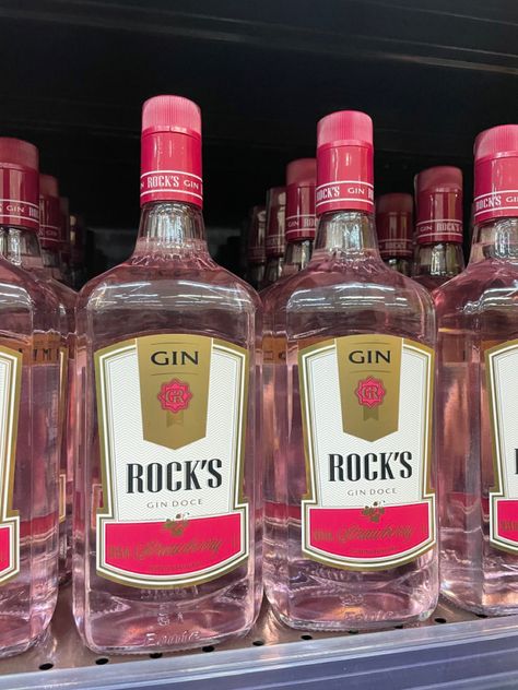 gin pink drink Pink Liquor Drinks, Pink Alcohol Aesthetic, Gin Aesthetic, Pink Liquor, Pink Vodka, Pink Alcohol, Pretty Alcoholic Drinks, Alcholic Drinks, 2000s Pink