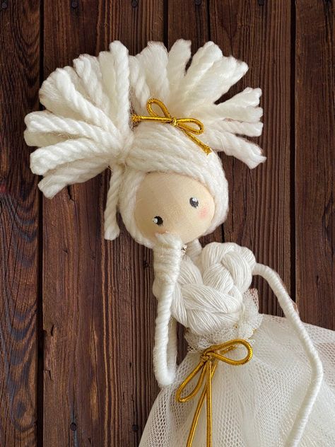 Makrame Dolls, Macrame Family Dolls Tutorial, Diy Macrame Mermaid Doll, Macrame Doll Family, Macrame Doll In Frame, Diy Yarn Dolls, Diy Christmas Angel Ornaments, Dolls Handmade Diy, Baby Deco