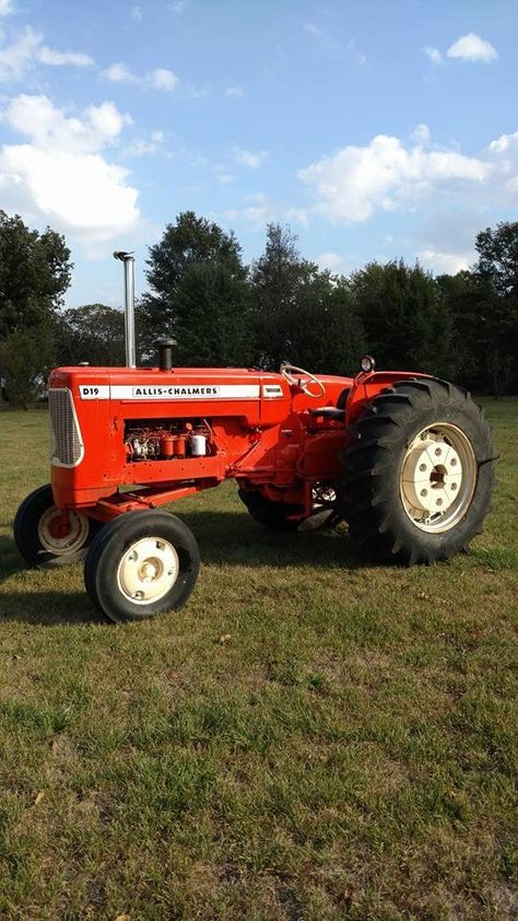 Allis Chalmers Tractors, Tractor Photos, Tractor Pictures, Farm Scenes, Logging Equipment, Farming Equipment, Allis Chalmers, Antique Tractors, Farm Machinery