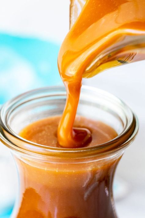 Although it tastes decadently delicious, this Easy Microwave Caramel Sauce is amazingly simple and involves less than 5 minutes of hands-on time! #easycaramelsauce, #microwavecaramelsauce, #realcaramelsauce Microwave Caramel Sauce, Microwave Carmels, Microwave Recipes Dinner, Microwave Recipes Breakfast, Microwave Caramels, Lemon Cream Cheese Frosting, Toffee Sauce, Caramel Recipes Sauce, Vanilla Whipped Cream