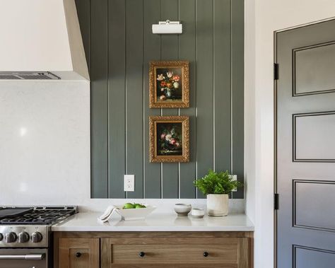 Vertical Hunter Green Shiplap Backsplash - Cottage - Kitchen Green Backsplash Kitchen, Green Shiplap, Small Farmhouse Sink, White Cottage Kitchens, White Kitchen Hood, Marble Top Kitchen Island, Vertical Shiplap, Green Kitchen Island, Shiplap Kitchen