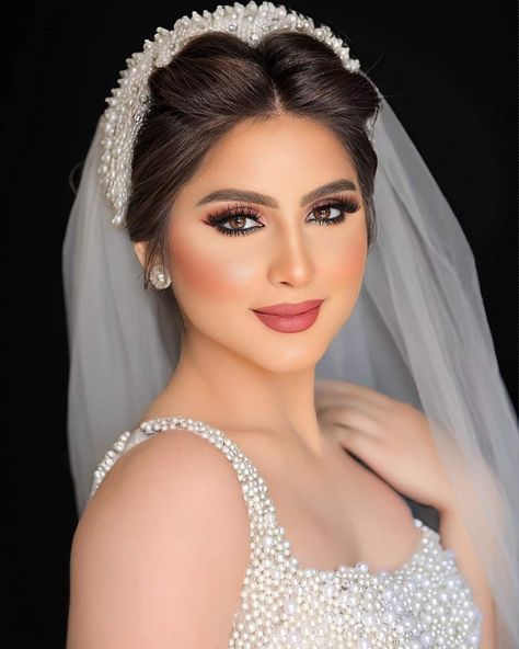 Makeup Looks For Brides, Bride Hairstyles With Veil, Latest Bridal Makeup, Adventure Music, Wedding Hairstyles And Makeup, Wedding Eye Makeup, Glam Wedding Makeup, Wedding Dress Types, Bride Dress Simple