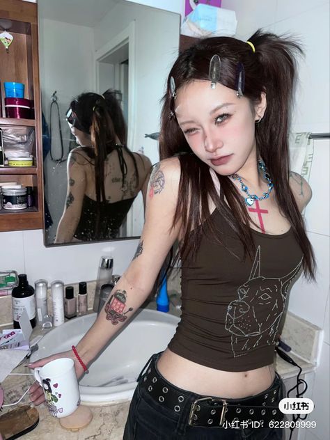 Grundy Hairstyles, Rocker Gf Hairstyles, 2000s Punk Hairstyles, 2000s Grunge Hairstyles, Rockstar Hairstyles For Women Long Hair, Thirteen Inspired Hairstyles, Emo Y2k Hair, Japan Clubbing Outfit, Long Hair Punk Styles