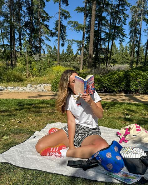 summer reading is loading 🦋🪩🍓🌻🌟🫐 reading in the summer is one of my favs!! going to the park or the beach after work and getting to read is one of my absolute favorite things to do 🥹🫶🏻 !! here are some book recs to add to your summer tbr. - You With a View @jessicajoycewrites - The Heartstopper Series @aliceoseman - Here We Go Again @alisoncochrun - Mixed Signals @authorbkborison - Just for the Summer Abby Jimenez - Happy Place @emilyhenrywrites - Forget Me Not @whoisalysonanyway spot... Happy Place Aesthetic, Summer Tbr, Reading In The Park, Heartstopper Series, September Moodboard, Reading Park, Abby Jimenez, Book Beach, Lazy Summer Days