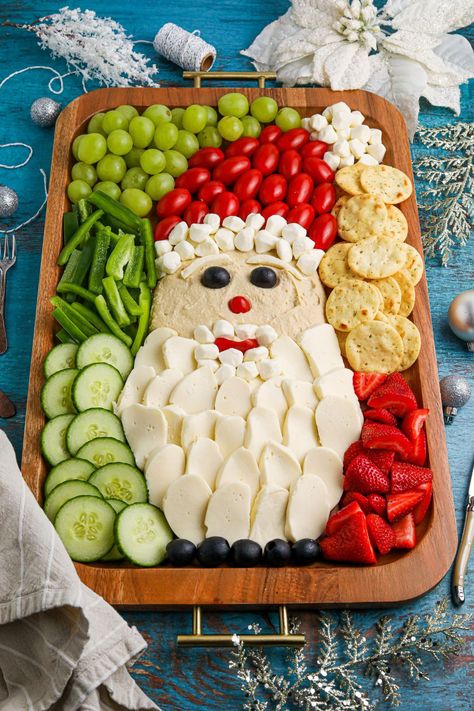 Santa Clause Food Ideas, Christmas Veggie Board, Christmas Lunch Food Ideas, Christmas Savoury Baking, Snacks For Christmas Party Easy, Christmas Snack Platter, Santa Snack Board, Christmas Platter Ideas Finger Foods, Santa Themed Food