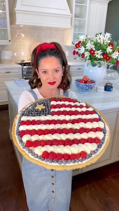 AMERICAN FLAG FRUIT PIZZA 🇺🇸 This recipe is perfect for Memorial Day... | TikTok American Flag Fruit Pizza, Desserts 4th Of July, Flag Fruit Pizza, Pizza Fruit, 4th July Food, 4th Of July Dessert, July Desserts, Patriotic Food, Patriotic Desserts