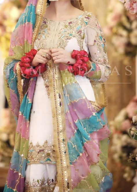 Chatapati Dupatta, Bridal Mehndi Dresses, Shadi Dresses, Mehndi Dress, Dress Design Ideas, Pakistani Formal Dresses, Desi Wedding Dresses, Pakistani Wedding Outfits, Pakistani Fashion Party Wear