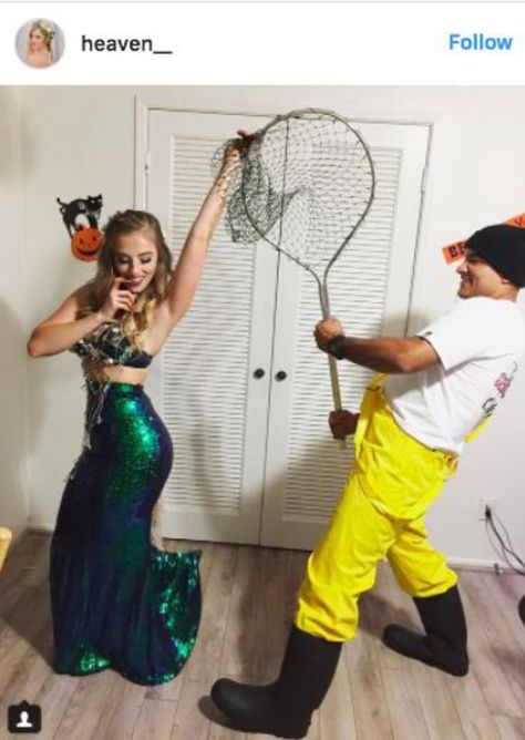 Mermaid and Fisherman Halloween Costume Cool Couple Halloween Costumes, Halloween Costume Couple, Diy Fantasia, Easy Couple Halloween Costumes, Easy Couples Costumes, Meme Costume, Party Couple, Halloween Costumes Diy Couples, Couples Halloween Costumes