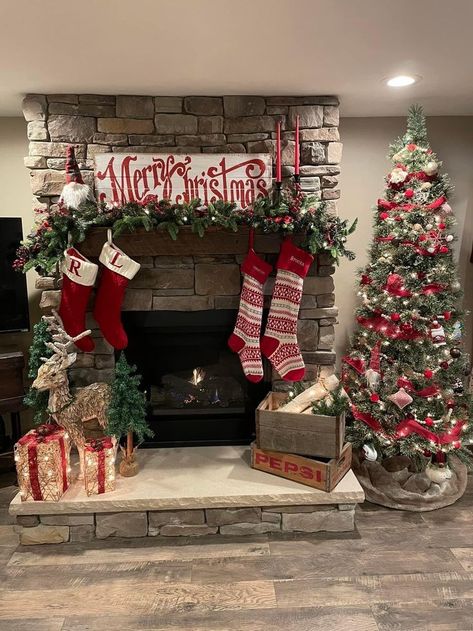 Christmas Fireplace Hearth Decor, Christmas Decor Ideas Fireplace Mantles, Christmas Decor Ideas For Living Room Fireplaces, Christmas Chimney Decoration, Chimney Christmas Decor, Christmas Mantles Ideas Fireplaces, Fireplace Christmas Decorations, Christmas Fireplace Decor Ideas, Christmas Fireplace Mantels