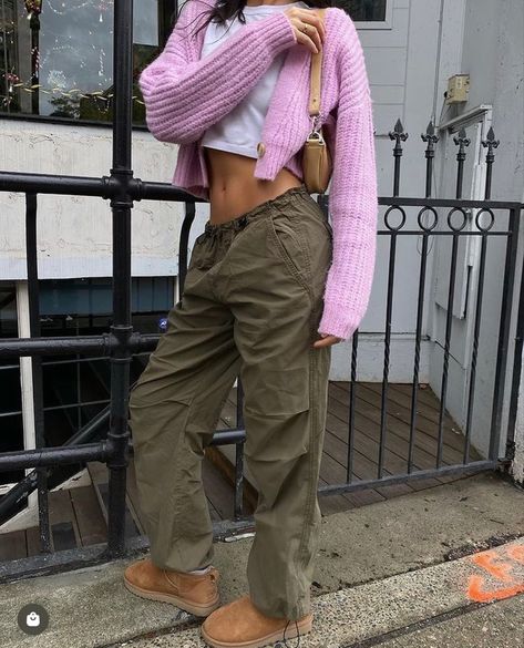 Sweater And Cargo Pants, Winter Cargo Pants Outfit, Pink Cargo Pants Outfits, Cargo Pants Outfit Fall, Cargo Pants Outfit Winter, Outfit With Uggs, Pink Cargo Pants, Cargo Pants Outfit Women, Pink Streetwear