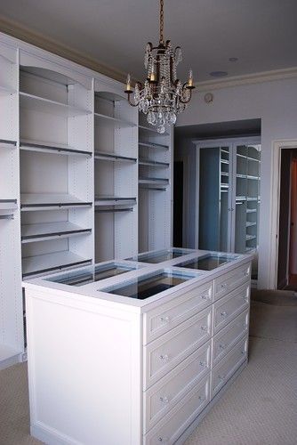 Closets With Islands, Traditional Closet, Pretty Boutique, Master Closet Design, Fold Clothes, Closet Island, Dresser In Closet, Dressing Room Closet, Walking Closet