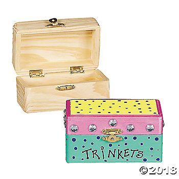 Treasure Chest Diy, Diy Crafts With Wood, Treasure Chest Craft, Wooden Box Crafts, Unfinished Wood Boxes, Wood Hinges, Gift Containers, Wood Craft Projects, Box Crafts