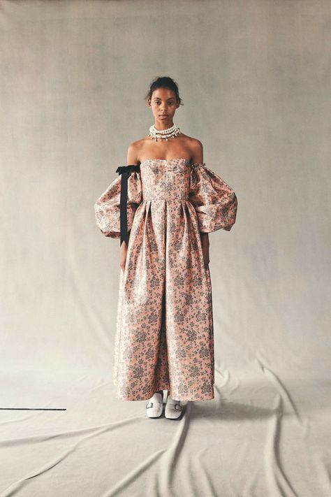 Best of the Resort 2019 Runways >>  >> @italiaposterli / RESORT 2019 /  www.pinterest.com/italiaposterli High Waist Dress, Mode Inspo, Inspired Outfits, Gianni Versace, Fashion Show Collection, Strike A Pose, Mode Inspiration, Fashion Details, Couture Fashion