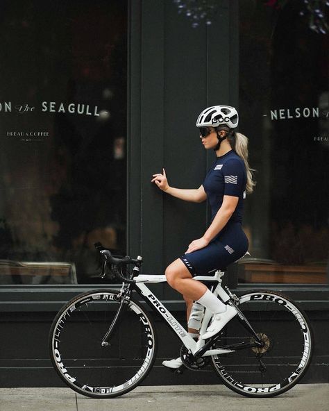 Best Cycling Style on Instagram: “Daily Pictures of the Best Cycling Style . 📸 @hofmarkphotography ➖➖➖➖➖➖➖➖➖➖➖➖➖ Visit my other page 🔥 @bestbikekit ➖➖➖➖➖➖➖➖➖➖➖➖➖ #cyclingkit…” Woman Cycling Outfit, Bike Outfits Women, Bike Women Cycling, Triathlon Inspiration, Triathlon Women, Cycling Girl, Women Cyclists, Womens Cycling Clothes, Bike Photography