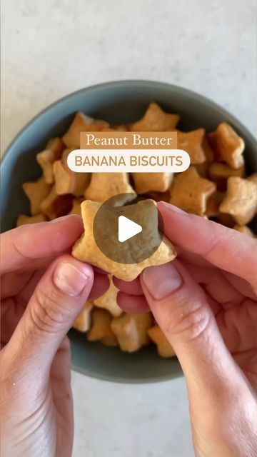 Cat Dean • Little Vegan Eats • BLW & Toddler Meals on Instagram: "🍌🥜 3 INGREDIENT PEANUT BUTTER BANANA BISCUITS 🥜🍌

Makes 55-60 biscuits 🍪 BLW 🌱Suitable 6+ months

This is such an easy and healthy snack that is tasty for all ages. We’ve seen a few different styles of baby biscuits like this around and decided to try to make some that used only natural fats like nut butter, banana, and flour to keep them as simple and healthy as possible 🥜🍌
These biscuits are suitable from 6 months once allergens have been exposed. 

Ingredients:

1 large very ripe Banana (140g pre peeled)
2 Tbsp of natural peanut butter (you can use almond, or any seed butter instead if needed)
1 1/4 cups/180g of self raising flour 

How to:
1. Peel and mash the banana, then stir in the peanut butter to combine.
2. Banana Biscuits, Baby Biscuits, Toddler Projects, Self Raising Flour, Baby Snacks, Kids Treat, Toddler Snacks, Baby Eating, Seed Butter