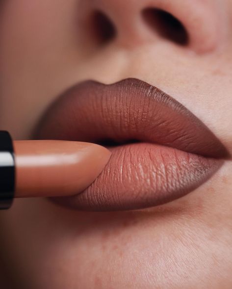 Lipstick Looks Natural, Lip Combo With Brown Liner, Makeup Ideas Lipstick, Brown Lipstick Combo, Brown And Nude Lip Combo, Dark Lip Liner Light Lipstick, 2000s Lips, Lip Combo Matte, Nude Lip Combo Brown Skin