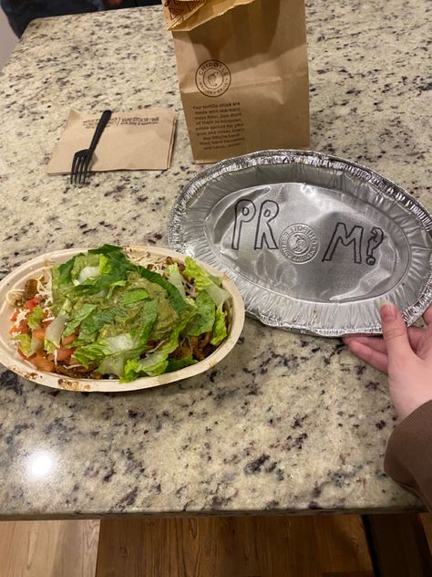 Chipotle Promposal Ideas, Chipotle Homecoming Proposal, Hoco Proposals Ideas Chipotle, Food Promposal Ideas, Chipotle Hoco Proposal, Chipotle Promposal, Food Hoco Proposals Ideas, Food Promposal, Sadies Ideas