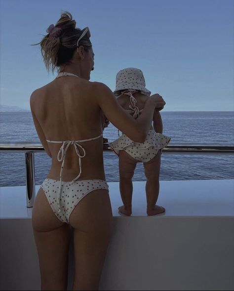 Mom Matching Daughter, Mom Life Style, Mommy And Me Outfits Summer, Mum And Baby Aesthetic, Mother And Daughter Pics, Matching Baby And Mommy Outfits, Future Mom Goals, Mom With Kids Aesthetic, Mom Life Pictures