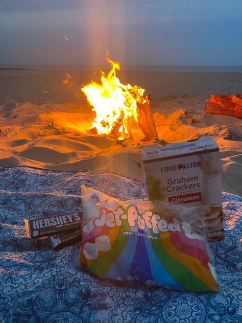 S’mores On The Beach, Beach Fire Aesthetic, Beach Bonfire Food Ideas, Summer Bonfire Outfit, Smores Aesthetics, Beach Bonfire Aesthetic, Beach Bonfire Outfit, Beach Birthday Aesthetic, Alaska Party