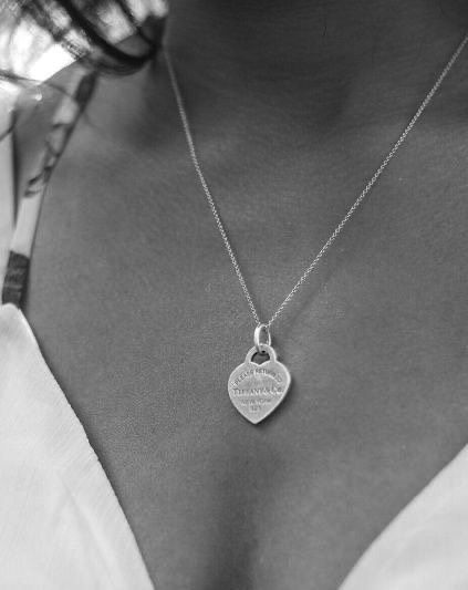 Tiffany's Heart Necklace, Silver Necklaces Tiffany, Tiffany Heart Necklace Aesthetic, Tiffany Necklace Outfit, Tiffany Necklace Aesthetic, Cutest Necklaces, Tiffany And Co Heart Necklace, Silver Tiffany Necklace, Tiffany Heart Necklace