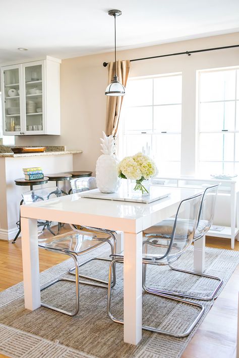 Clear Chairs Dining Room, White Dining Table Decor, Clear Dining Table, Modern White Dining Table, White Dining Table Modern, Clear Dining Chairs, White Dining Set, Lucite Chairs, White Kitchen Table