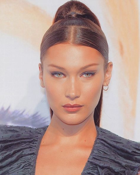 Bella Hadid Hair, Slick Ponytail, Weave Hairstyles Braided, Slicked Back Ponytail, High Ponytail Hairstyles, Middle Part Hairstyles, Guest Hair, Makeup Glam, Ball Hairstyles