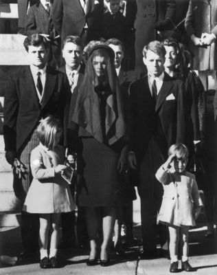 Jackie Kennedy - JFK's funeral Touching Photos, Jfk Jr, Iconic Images, History Nerd, Jack Kirby, American Presidents, Six Feet Under, Interesting History, Third Birthday