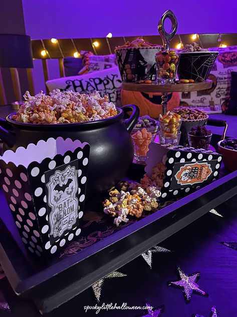 Halloween Theme Movie Night Ideas, Halloween Movie Night Outside, Horror Movie Night Aesthetic, Halloween Outdoor Movie Night, Halloween Popcorn Bar, Halloween Movie Night Aesthetic, Halloween Movie Night Ideas, Halloween Movie Party, Halloween Hangout