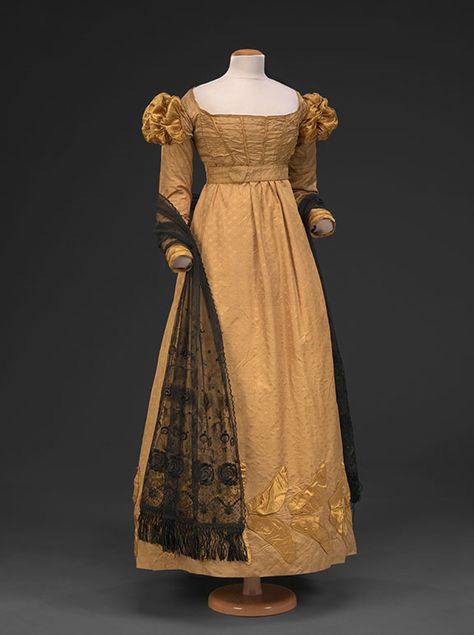 Silk Sarsnet Dress (1818-1822)     elaborate hem trims on widening skirts are in style. Sleeve puffs are popular—usually in a “Renaissance” style with slashed effects and contrasting fabric puffs.    The neoclassical mode and its simplicity have been eclipsed in favor of a variety of historic and ethnographic influences, and increasing amounts of decoration. Long Sleeve Regency Dress, Neoclassical Clothing, 1825 Dress, 1818 Fashion, Fabric Puffs, 1810s Dress, 1820s Dress, 1820 Dress, 1830s Dress