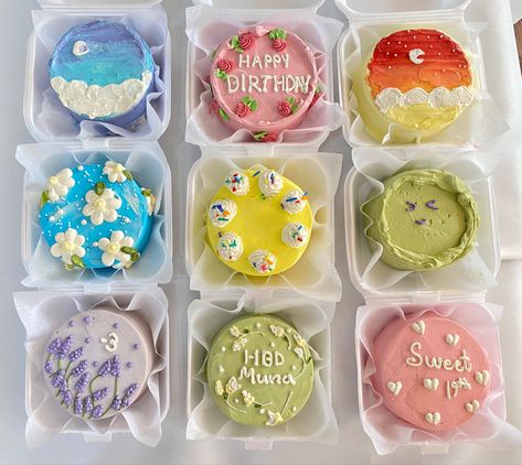 #lunchboxcake #cute #meerana.sweets #koreancake Mini Lunchbox Cakes Design, Mini Tin Foil Cakes, Lunch Box Mini Cake, Square Lunchbox Cake, Cake Mini Korea, Cute Lunch Box Cakes, Korean Bento Cake Aesthetic, Mini Lunchbox Cakes, Mini Box Cake