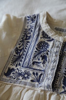 blue embroidery Inspired Clothes, Mexican Embroidery, Folk Embroidery, Straight Stitch, Mexican Style, Mode Inspiration, Sewing Inspiration, Fashion Details, Look Fashion