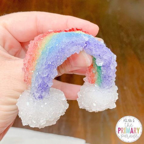 Borax Crystal Rainbows 🌈⁣ ⁣ If you haven't used Borax to crystalize a rainbow yet, you're missing out. These pipe cleaner rainbows are so simple to make and turn out absolutely gorgeous!⁣ ⁣ All you need is:⁣ 🌈Rainbow colored pipe cleaners⁣ 🌈A craft stick, pencil, or spatula⁣ 🌈 Wooden spoon⁣ 🌈 3 cups of water⁣ 🌈 Borax⁣ 🌈 Measuring cup⁣ 🌈 String⁣ ⁣ Head to my blog to see the step by step instructions on how to create a crystal rainbow this St Patricks Day!⁣ ⁣ #stpatrick #stpatricks #stpatr Traveling Rainbow Experiment, Rainbow Activities For School Age, Oosh Activities Ideas, Rainbow Crafts For Adults, Rainbow Experiments For Preschool, March Kids Activities, Rainbow Experiments For Kids, Rainbow Projects For Preschool, Rainbow Projects For Kids