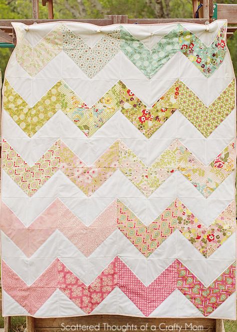 Free Zig Zag Quilt Pattern and Tutorial Chevron Quilt Tutorials, Stripe Quilt Pattern, Chevron Quilt Pattern, Charity Quilts, Crafty Mom, Striped Quilt, Beginner Quilt Patterns, Easy Quilt Patterns, Sewing Quilts