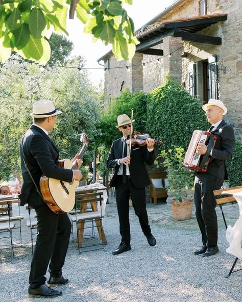 Villa Montanare Tuscany on Instagram: "Benvenuti in Italia! 💚🤍❤️ Now published at the front page of the stunning weddingblog @stylemepretty the beautiful welcome pizza party & weddingday of Alana & Stefan this June at our magical @villa_montanare Photographer @anna.gianfrate Planning, Design & Styling @weddings_by_silke Venue @villa_montanare Catering @class_ricevimenti Florals @flowersliving Invitation @plumecalligraphy Day of stationary @baboocheuk HMUA @luxbride_romina Music @musica Italy Welcome Party, Welcome Party, Tuscan Wedding, Pizza Party, Wedding Vibes, Welcome To The Party, Wedding Weekend, Italy Wedding, Rehearsal Dinners