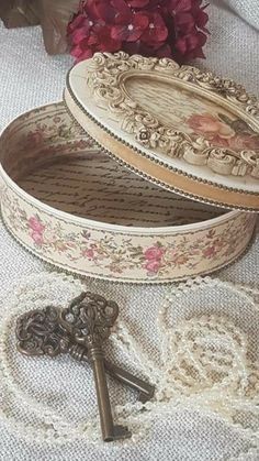 Decoupage Tins, Victorian Crafts, Decoupage Tutorial, Tin Can Art, Decoupage Decor, Decoration Shabby, Shabby Chick, Decoupage Diy, Tin Can Crafts