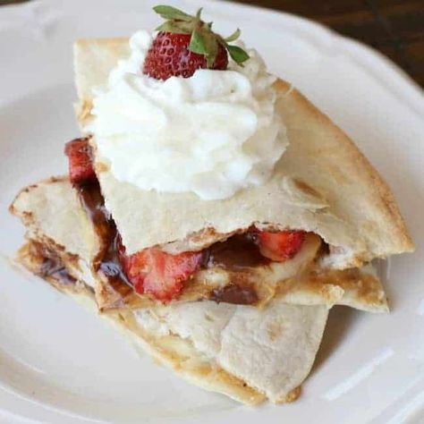 Banana Split Quesadilla Banana Quesadilla, Pudding Snacks, 100 Calorie Meals, Easy Egg Muffins, Low Calorie Breakfast, Banana Ice Cream, Boys Love, Banana Split, Food Help