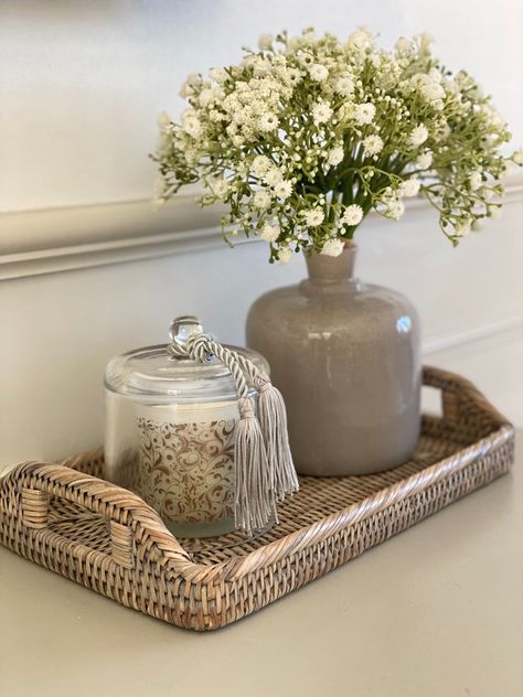 Rectangle Basket Decor, Small Bar Table Ideas, Round Coffee Table Tray Decor, Decorating Trays Ideas, Kitchen Staging Ideas, Rattan Tray Decor, Bar Tray Styling, Basket Tray Decor, Platter Decoration