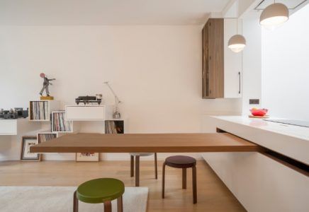 The dining table is cleverly hidden in the countertop of this chic kitchen Flat Kitchen, Space Saving Dining Table, Hidden Kitchen, Folding Dining Table, Cottage Inspiration, Small Kitchens, Small Dining Table, 아파트 인테리어, Kitchen Room Design