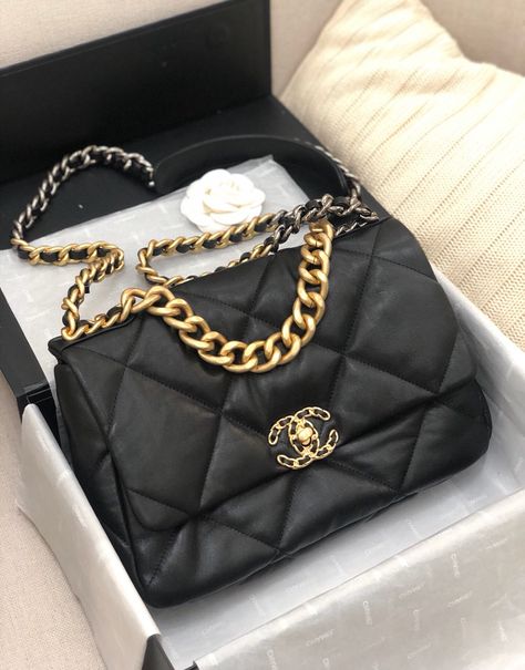 Fall Outfits Black Women, Chanel 19 Bag, Street Style 2023, Bags Outfit, Outfit Street Style, Chanel Classic Flap Bag, Luxury Bags Collection, Chanel 19, Ladies Bags