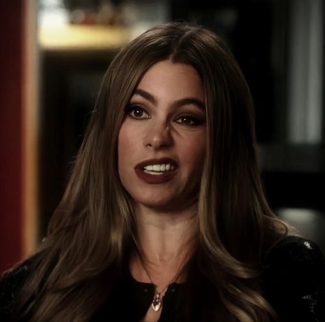 Gloria Pritchett Icon, Gloria Pritchett Hair, Sofia Vargas, Sofia Vegera, Modern Family Lily, Modern Family Gloria, Gloria Pritchett, Sofia Vergara Style, Relatable Characters