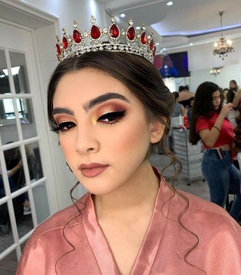 Red Makeup Looks For Quince, Makeup Ideas Quinceanera, Makeup Ideas For Quinceanera, Xv Makeup, Makeup For Burgundy Dress, Sweet 16 Makeup, Quince Makeup, Dream Quinceanera, Red And Gold Quince