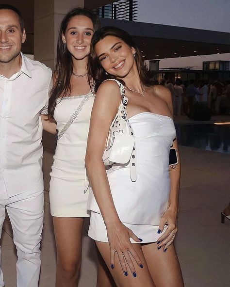 kendall jenner Kendall Jenner Vs Angel, Kendall Jenner 2000s, Kendall Jenner Party Outfit, Kendall Jenner Lifestyle, Kendall Jenner 21st Birthday, Supermodel Lifestyle, Kendall Jenner Clothes, Kenny Jenner, Party In The Hamptons