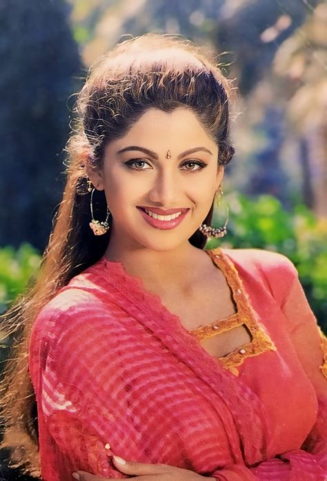 Shilpa Shetty Photo, 4k Wallpaper Download, Old Film Stars, Juhi Chawla, Foldable Bed, Hindi Actress, Shilpa Shetty, Old Film, Cute Backgrounds For Phones